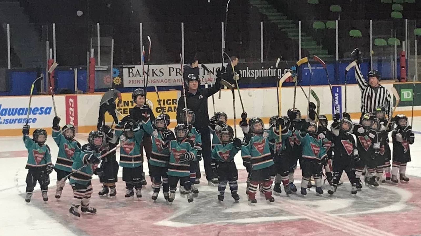 Scott Phelan and a minor hockey team salute their fans